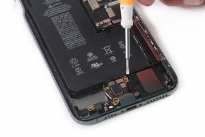 جدا سازی کانکتور شارژینگ آیفون 11 پرو مکس