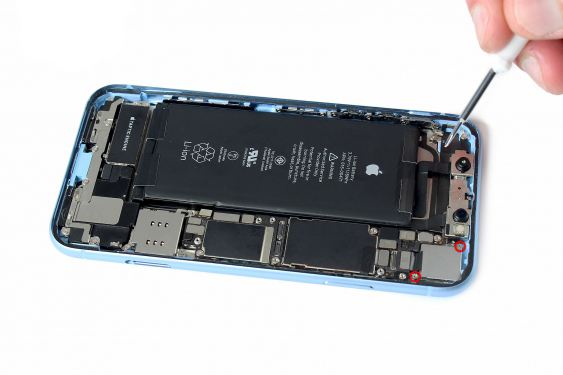 تعویض دوربین عقب گوشی آیفون XR