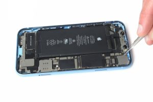 تعویض دوربین عقب گوشی آیفون XR