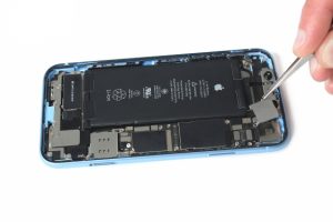 تعویض دوربین عقب گوشی آیفون XR