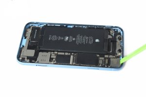 تعویض دوربین عقب گوشی آیفون XR