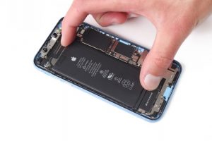 تعویض باتری آیفون XR