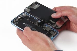 کالبد شکافی آیفون XR