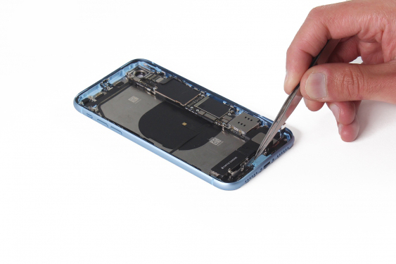 کالبد شکافی آیفون XR