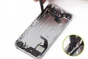 تعویض فلت کلید پاور آیفون SE