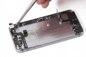 تعویض فلت کلید پاور آیفون SE