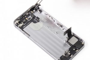 تعویض فلت کلید پاور آیفون SE