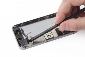 تعویض کانکتور شارژ آیفون SE