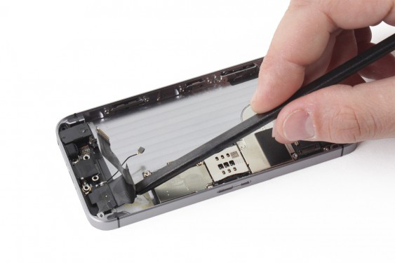 تعویض کانکتور شارژ آیفون SE