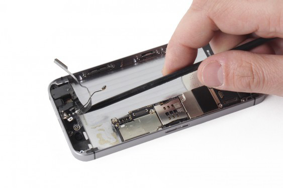 تعویض کانکتور شارژ آیفون SE