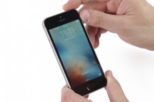 جداسازی صفحه نمایش آیفون SE