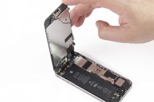 جداسازی صفحه نمایش آیفون SE