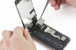 جداسازی صفحه نمایش آیفون SE