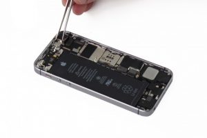 تعویض دوربین عقب آیفون SE