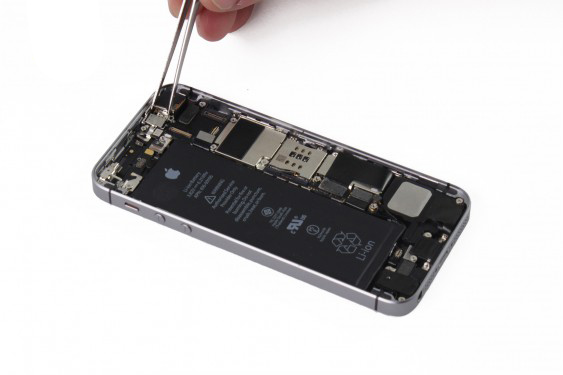 تعویض دوربین عقب آیفون SE