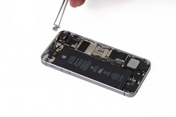 تعویض دوربین عقب آیفون SE