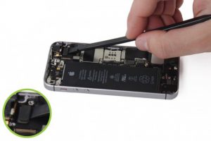 تعویض دوربین عقب آیفون SE