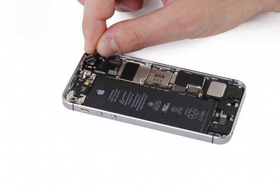 تعویض دوربین عقب آیفون SE