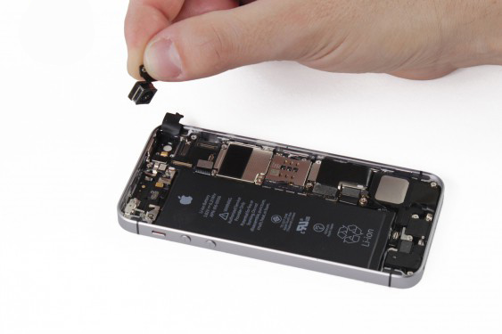 تعویض دوربین عقب آیفون SE