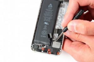 تعویض پایه نگهدارنده LCD آیفون 5 اس