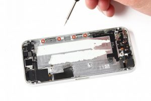 تعویض پایه نگهدارنده LCD آیفون 5 اس