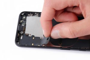 تعویض کانکتور شارژ آیفون اس ای 2